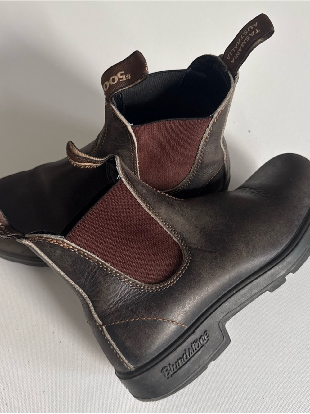 Blundstone 500 Women’s Boots in Dark Brown with Maroon Elastic